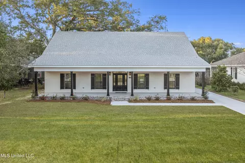 116 W Fourth St, Long Beach, MS 39560