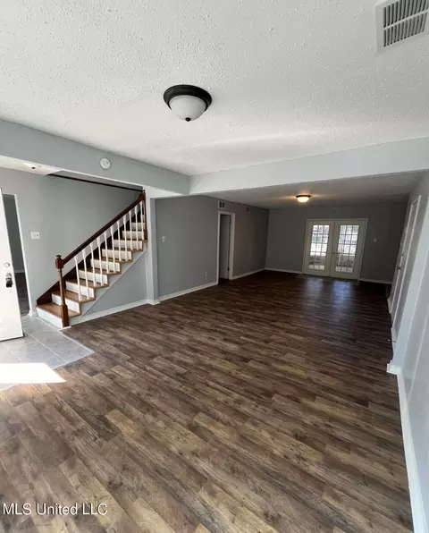 Living - 3948 Riverpine Dr, Moss Point, MS 39563 photo 2 of 2