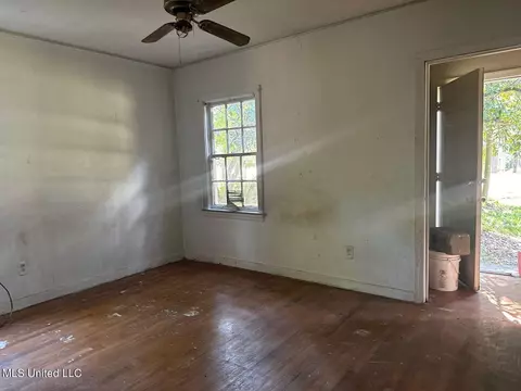 Living - 210 Cooper Rd, Jackson, MS 39212 photo 3 of 5