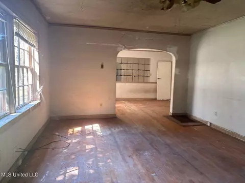 Living - 210 Cooper Rd, Jackson, MS 39212 photo 1 of 5