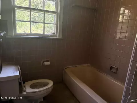 Bath - 210 Cooper Rd, Jackson, MS 39212 photo 1 of 1