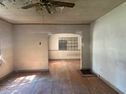 Living - 210 Cooper Rd, Jackson, MS 39212 photo 4 of 5