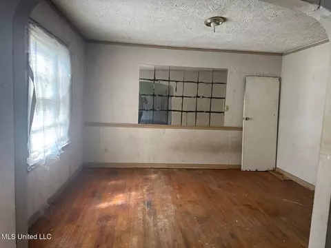 Living - 210 Cooper Rd, Jackson, MS 39212 photo 2 of 5