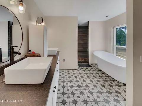 Bath - 3415 Erin Lucern Rd, Union, MS 39365 photo 1 of 5