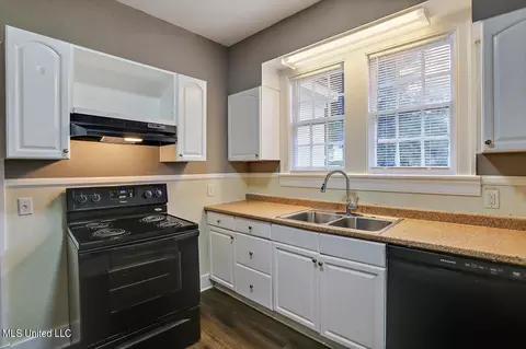 Kitchen - 4091 Pine Hill Dr, Jackson, MS 39206 photo 2 of 2