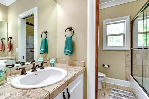 Bath - 380 Catlett Rd, Madison, MS 39110 photo 7 of 10