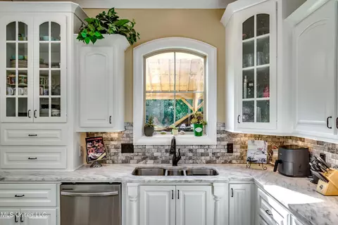 Kitchen - 380 Catlett Rd, Madison, MS 39110 photo 2 of 6