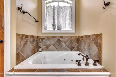 Bath - 380 Catlett Rd, Madison, MS 39110 photo 4 of 10