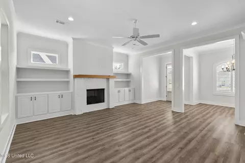 Living - 300 Autumn Cv, Madison, MS 39110 photo 2 of 3