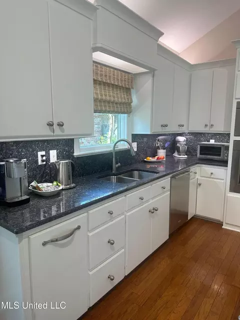 Kitchen - 107 Belle Meade Blvd, Flowood, MS 39232 photo 6 of 6