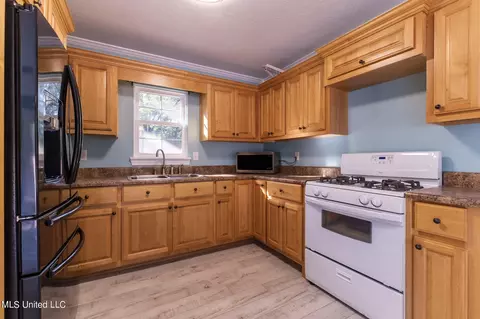 Kitchen - 13501 Big Bend Rd, Moss Point, MS 39562 photo 4 of 4