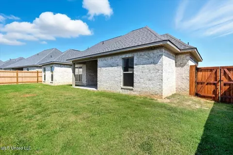 Exterior - 1014 Kensington Dr, Flowood, MS 39232 photo 6 of 7