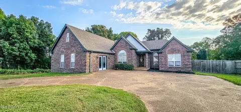 200 American River Dr, Lake Cormorant, MS 38641