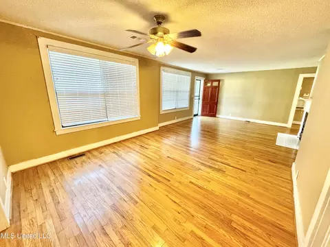 Living - 735 Dougherty St, Coldwater, MS 38618 photo 3 of 5
