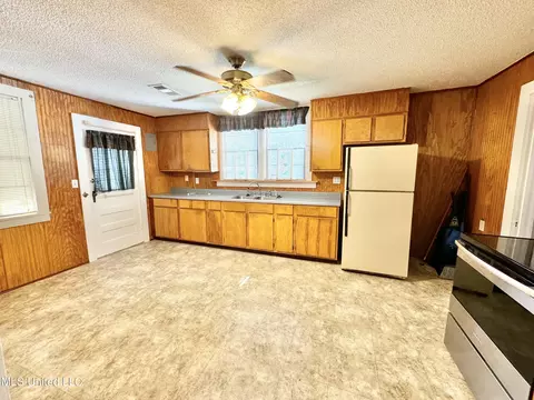 Kitchen - 735 Dougherty St, Coldwater, MS 38618 photo 2 of 3