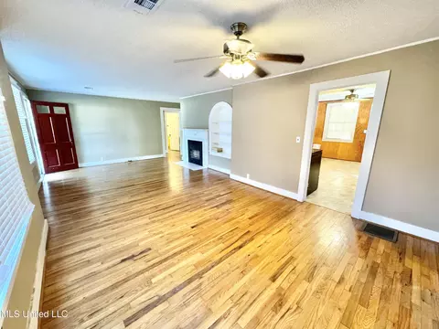 Living - 735 Dougherty St, Coldwater, MS 38618 photo 4 of 5