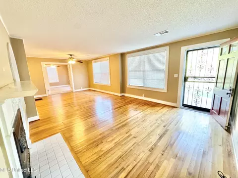 Living - 735 Dougherty St, Coldwater, MS 38618 photo 2 of 5