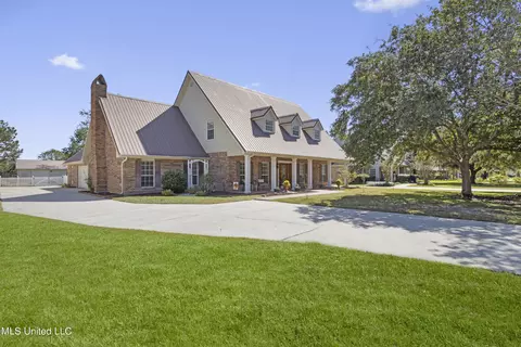 910 N Country Club Ln, Biloxi, MS 39532