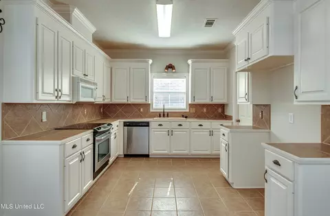 Kitchen - 801 Hambridge Ct, Brandon, MS 39047 photo 2 of 6
