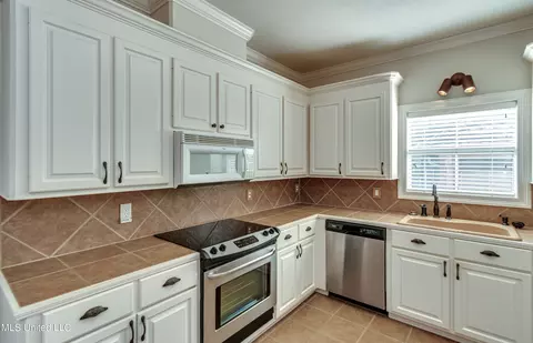 Kitchen - 801 Hambridge Ct, Brandon, MS 39047 photo 6 of 6