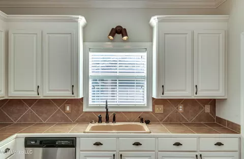 Kitchen - 801 Hambridge Ct, Brandon, MS 39047 photo 3 of 6