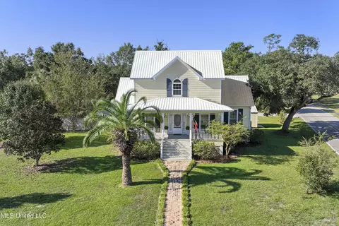161 Adams Ln, Waveland, MS 39576