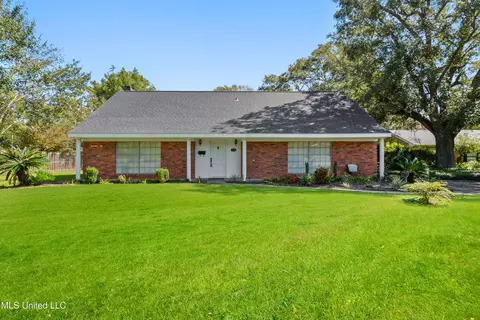 1710 Bates St, Pascagoula, MS 39581