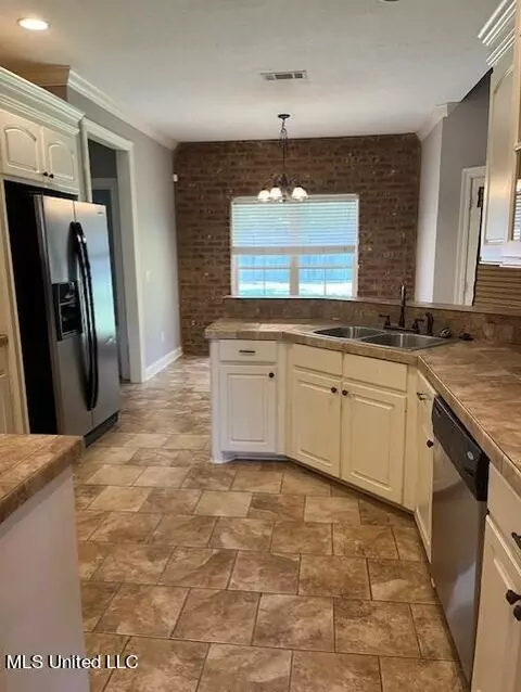 Kitchen - 574 Turtle Ln, Brandon, MS 39047 photo 1 of 3