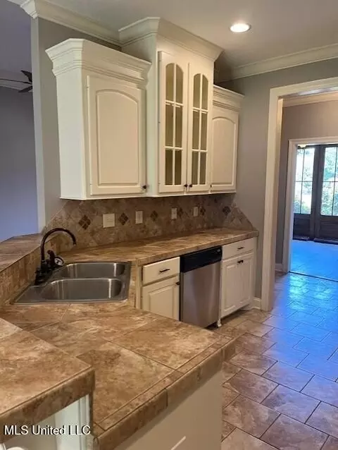 Kitchen - 574 Turtle Ln, Brandon, MS 39047 photo 2 of 3