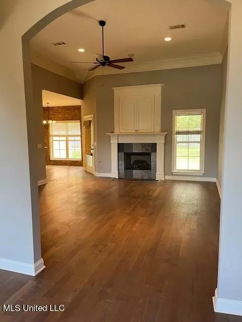 Living - 574 Turtle Ln, Brandon, MS 39047 photo 1 of 1