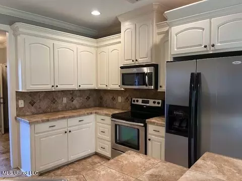 Kitchen - 574 Turtle Ln, Brandon, MS 39047 photo 3 of 3