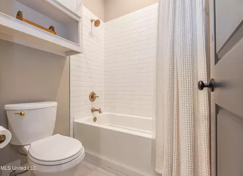 Bath - 181 Stone Creek Dr, Madison, MS 39110 photo 2 of 13