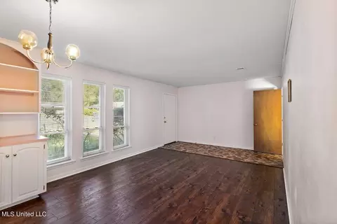 Living - 4 Byrd Ct, Natchez, MS 39120 photo 2 of 4
