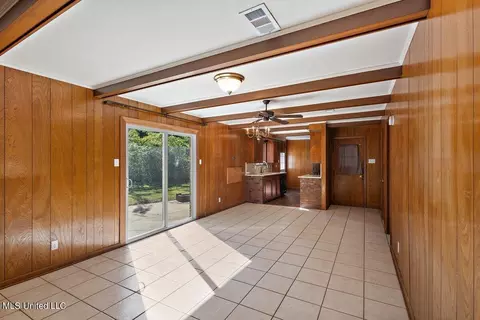 Living - 4 Byrd Ct, Natchez, MS 39120 photo 4 of 4