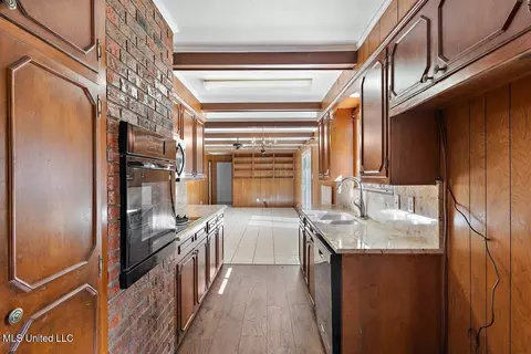 Kitchen - 4 Byrd Ct, Natchez, MS 39120 photo 2 of 2