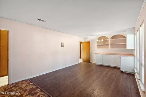 Living - 4 Byrd Ct, Natchez, MS 39120 photo 1 of 4