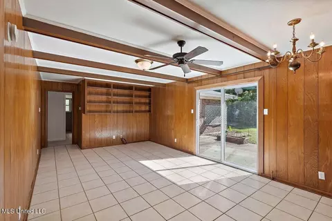 Living - 4 Byrd Ct, Natchez, MS 39120 photo 3 of 4
