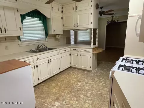 Kitchen - 1990 Wicker Mill Road Rd, Pulaski, MS 39152 photo 1 of 2