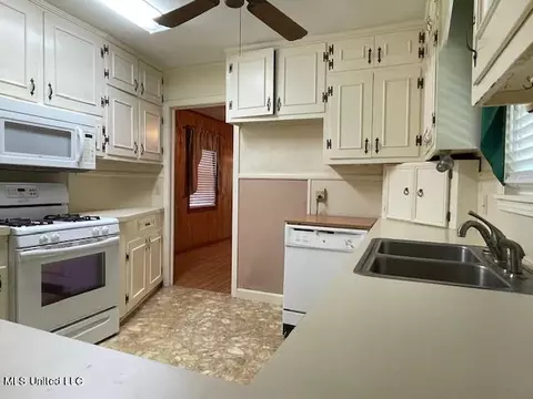 Kitchen - 1990 Wicker Mill Road Rd, Pulaski, MS 39152 photo 2 of 2