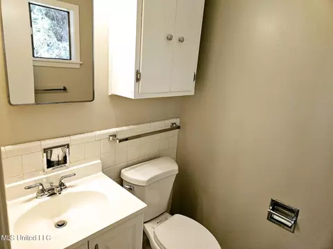 Bath - 258 Sun Dr, Jackson, MS 39211 photo 2 of 2