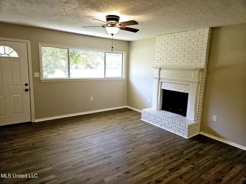 Living - 258 Sun Dr, Jackson, MS 39211 photo 1 of 1