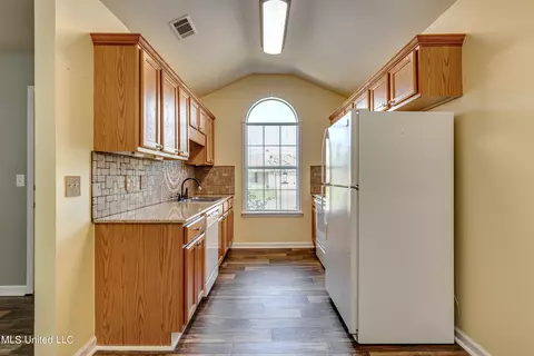Kitchen - 322 Swan Dr, Brandon, MS 39047 photo 1 of 7