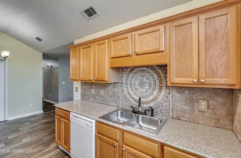 Kitchen - 322 Swan Dr, Brandon, MS 39047 photo 4 of 7