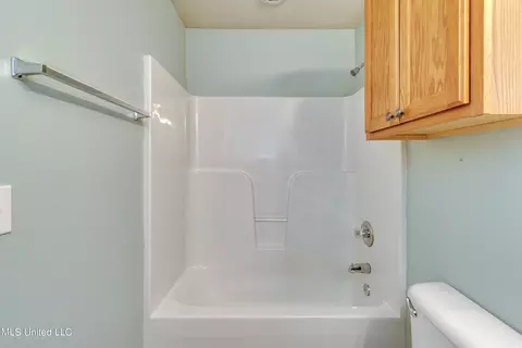 Bath - 322 Swan Dr, Brandon, MS 39047 photo 2 of 4