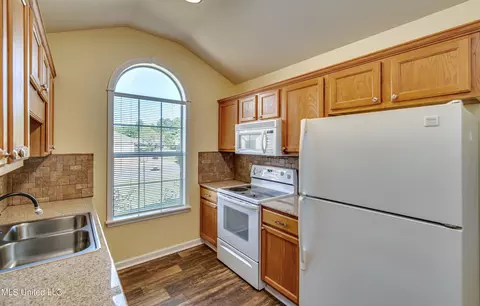 Kitchen - 322 Swan Dr, Brandon, MS 39047 photo 3 of 7