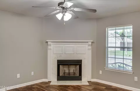 Living - 322 Swan Dr, Brandon, MS 39047 photo 2 of 6
