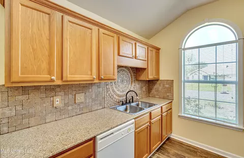 Kitchen - 322 Swan Dr, Brandon, MS 39047 photo 2 of 7