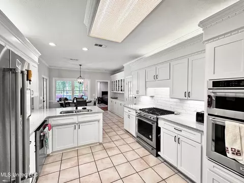 Kitchen - 520 E Point Dr, Brandon, MS 39047 photo 5 of 5