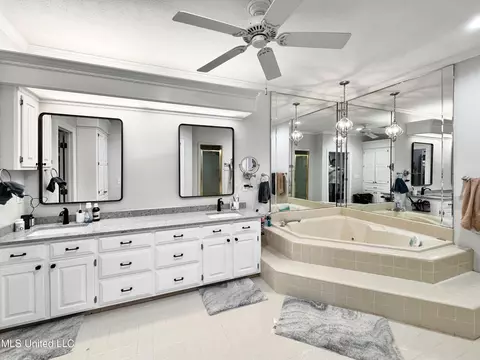 Bath - 520 E Point Dr, Brandon, MS 39047 photo 1 of 4