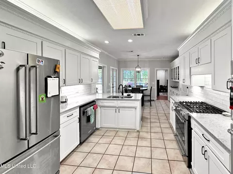 Kitchen - 520 E Point Dr, Brandon, MS 39047 photo 4 of 5